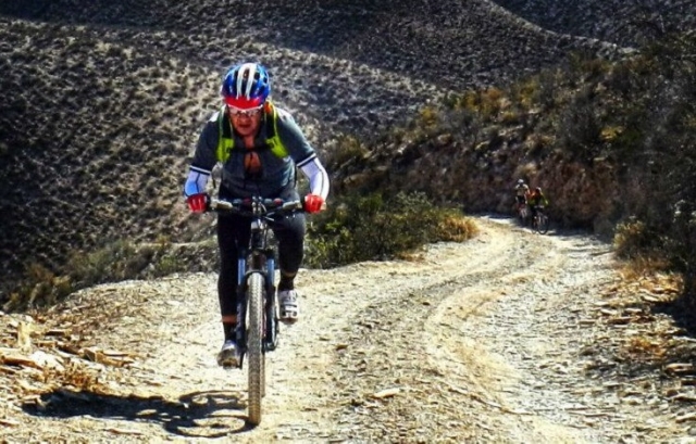  在塞拉戈达山骑山地车 